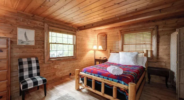 The Guest House Historic Cabin in Big Canoe, Book Pension Hoteller i Big Canoe med parkering, Parkering