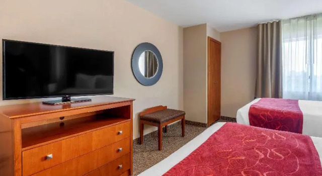 Четырёхместный люкс с балконом Comfort Suites North Dallas
