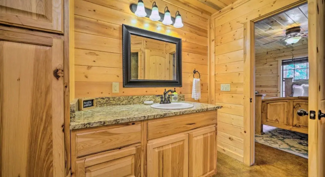 Коттедж 4 Mi to Beavers Bend: Cabin w/ Hot Tub & Games