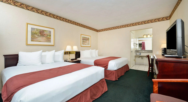 Четырёхместный номер Standard Americas Best Value Inn - Sky Ranch Palo Alto
