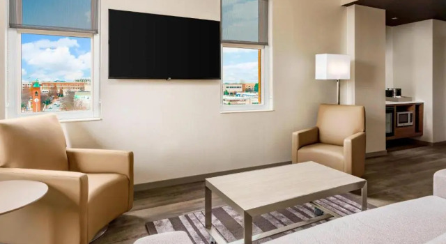 Четырёхместный люкс AC Hotel by Marriott Spartanburg