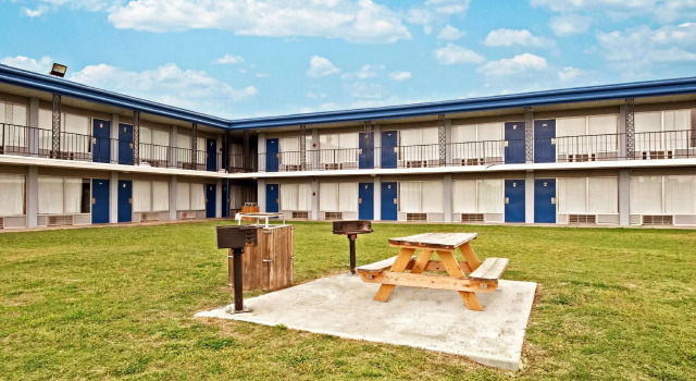 Кровать в общем номере Best Value Inn Garland, TX