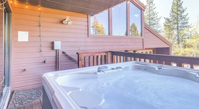Коттедж 1 Mi to Lake Tahoe: Home w/ Hot Tub & Decks