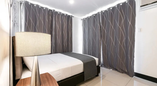 Номер Deluxe c 1 комнатой с балконом Artemis Place Makati Hotel