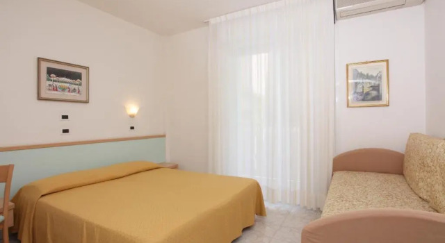 Четырёхместный номер Standard с балконом Hotel Pelikan