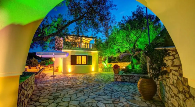 Коттедж Kalliope Villa - Classic Modern With a Splash of Glam