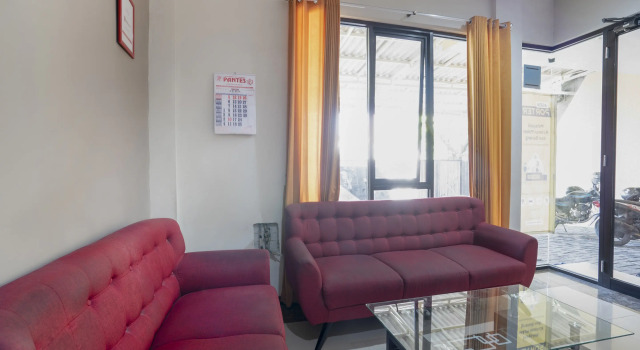 RedDoorz Syariah near Airlangga University Campus B