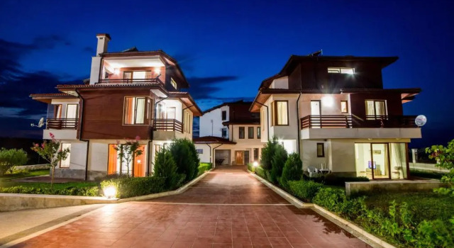 Вилла с 4 комнатами Villas in Complex Trakiyskiy Bryag
