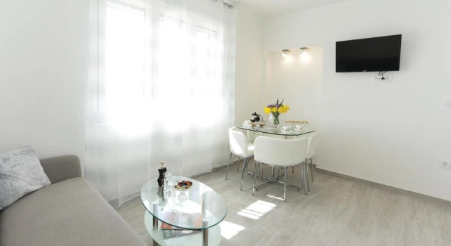 Amazing Home in Solin with WiFi, 1 Bedrooms & Hot Tub, Buchen Sie Hotel Hotels in Gespanschaft Split-Dalmatien mit Pool, Schwimmbad
