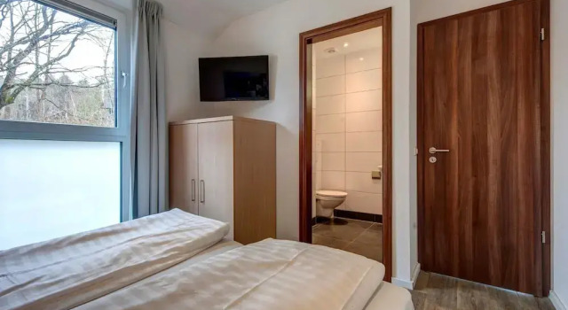 Detached Bungalow with Washing Machine near Lake