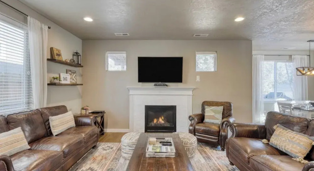 Old Mill Getaway by Avantstay Private Backyard w/ Hot Tub, Rezerwuj Hotel Bend Bachelor