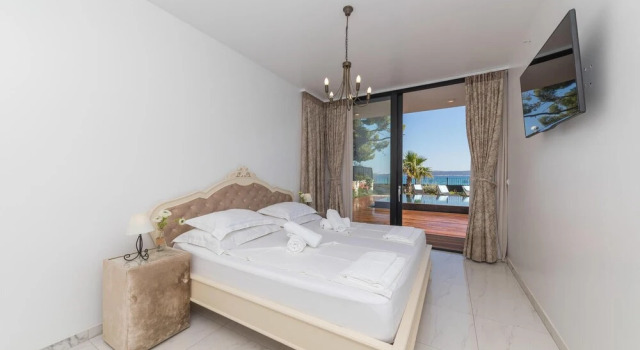 Beautiful Home in Kastel Stari with Hot Tub, Sauna & Outdoor Swimming Pool, Rezerwuj Dom wakacyjny Hotele w Split-Dalmatia County z parkingiem, Parking