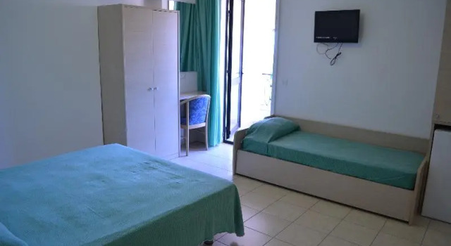 Трёхместный номер Standard с балконом Hotel MARINELLA