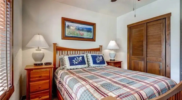 3 Bedroom Mountain View Condo Located in Historic Downtown Breckenridge with Hot Tub Access, Rezerwuj Dom wakacyjny Hotele w Vail Ski z parkingiem, Parking