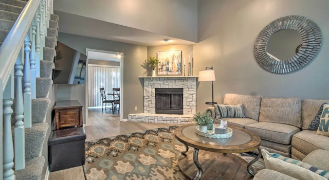 Апартаменты Modern Townhome w/ Fireplace: Near Stoll Park