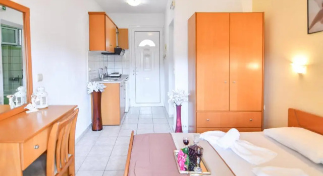 House Ilias, Забронировать Отель Отели Сарти с парковкой, рядом с Пляж Острия, Парковка