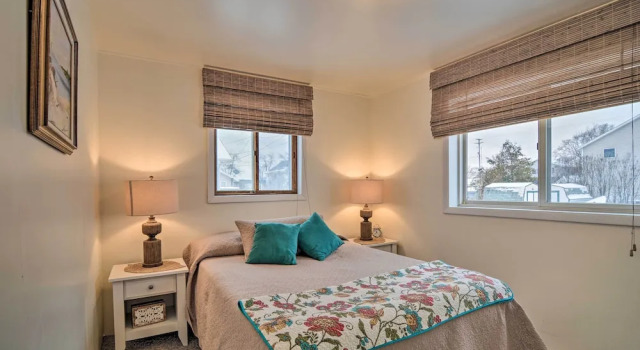 Hip Downtown Cottage - Walk to Beach, Pier, Dining, Varaa Lomakoti East Tawas Michigan