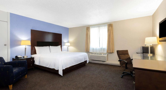 Двухместный номер Standard Days Inn and Suites by Wyndham Hammond, IN