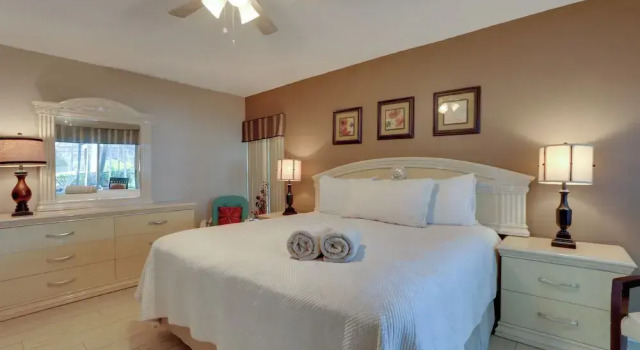 Коттедж с 3 комнатами с балконом Pool, Lake & Sunset Views: Home in Sarasota