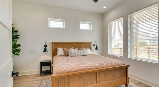 Modern Freeport Beach House Rental w/ Ocean View!, Rezervovat Hotel San Luis Spojené státy americké, poblíž San Luis Pass County Park