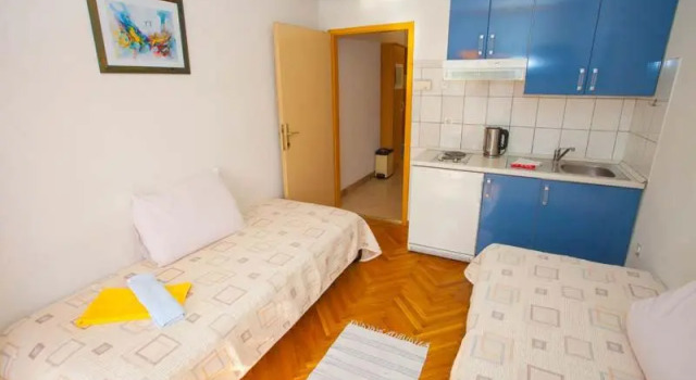 Apartments Villa Jarak, Забронировать Апартаменты/квартира Отели Макарска с парковкой, рядом с Маяк Св. Петра, Парковка