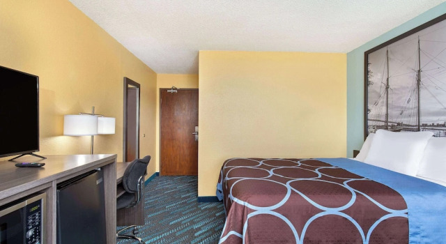 Номер Standard Super 8 by Wyndham Somerset