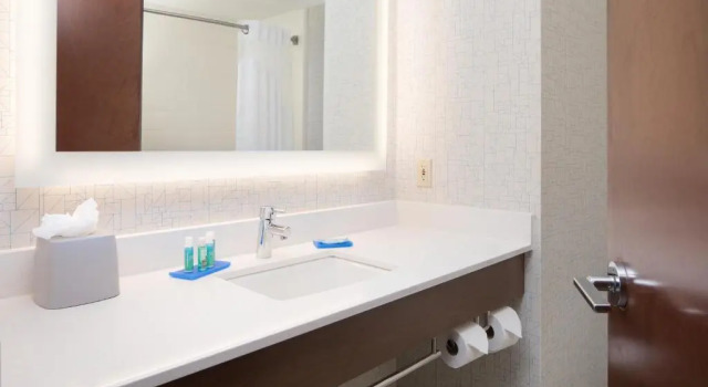 Люкс Дуплекс Holiday Inn Express Louisville Northeast by IHG
