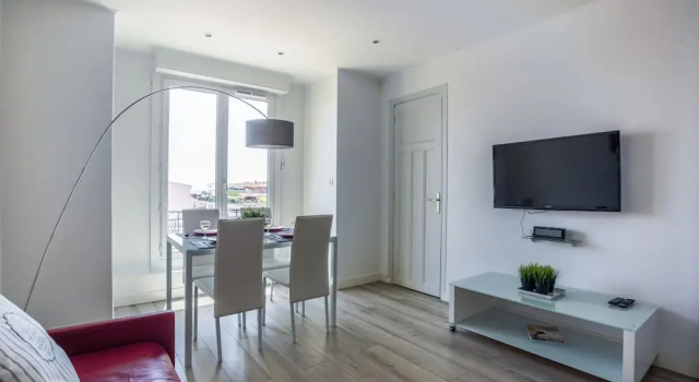 One BDRM large flat central A/C-Congress/Beaches by Weekome