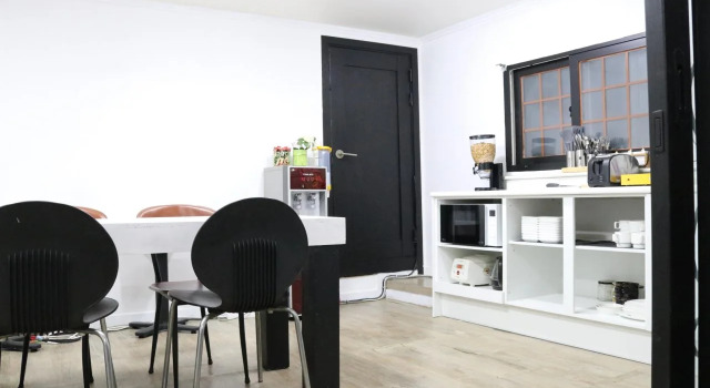 Moon's Hostel, Забронировать Хостел Хостелы Сеула, рядом с Музей изобразительных искусств при Национальном театре Кореи, Хостел