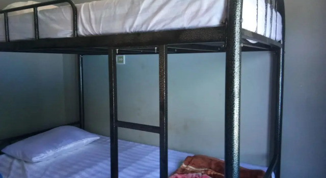 Кровать в общем номере с видом на сад Lux Pillow Hostel