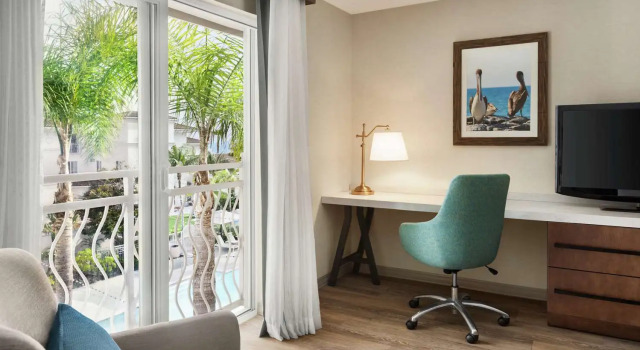 Четырёхместный номер Standard с видом на бассейн Hilton Garden Inn Carlsbad Beach