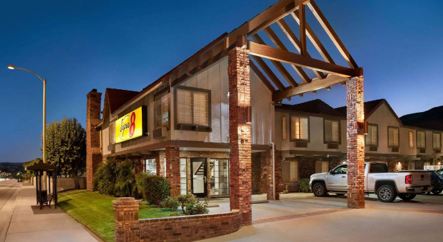 Super 8 by Wyndham Santa Clarita/Valencia