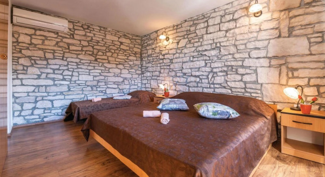 Stunning Home in Hrboki With 4 Bedrooms, Wifi and Outdoor Swimming Pool, Rezervovat Hotel Hotely v Hreljići s parkováním, Parkování