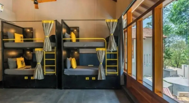 Кровать в общем номере с видом на бассейн The Hosteller Bam Goa, Saligao - Poshtel