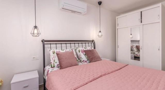 Awesome Home in Malinska With Wifi and 2 Bedrooms, Varaa Hotelli Hotellit Kvarner Islands uima-altaalla, Uima-allas