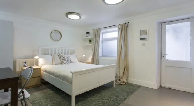 Spacious Studio 10 Minutes From Oxford Street, Забронировать Отель Отели Большого Лондона с парковкой, Парковка