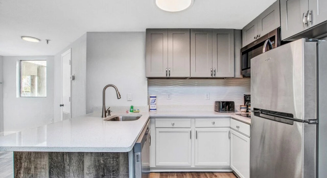 Апартаменты с 2 комнатами с балконом Pristine and Posh 2bd/2ba Condo With Private Balcony - #6en165