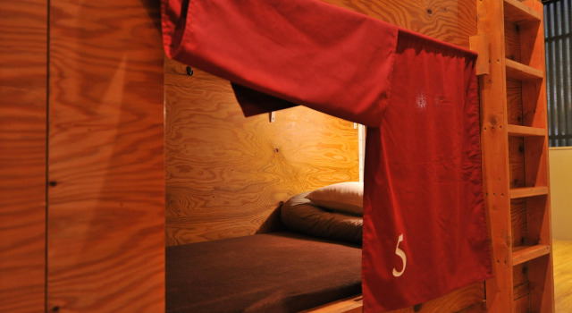 Кровать в общем номере Guest House Tokyo Samurai