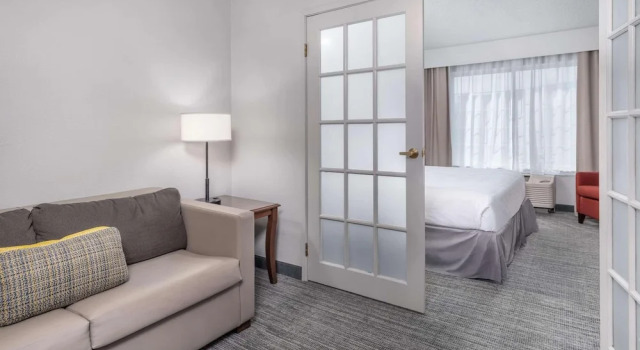 Люкс c 1 комнатой Country Inn & Suites by Radisson, Maumee - Toledo
