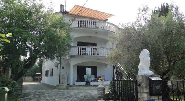 Apartments Villa Maran, Забронировать Апартаменты/квартира Отели Замбратии с парковкой, Парковка