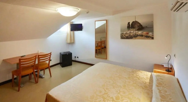 Четырёхместный номер Standard Мансарда Hotel Villa Adriana