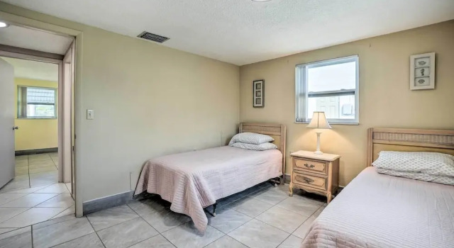 Cozy Holiday Home with Yard about 5 Mi to Beach, Buchen Sie Hotel Holiday Florida