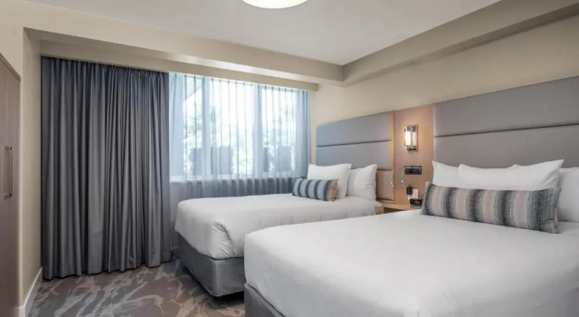 Четырёхместный люкс Coast Tsawwassen Inn