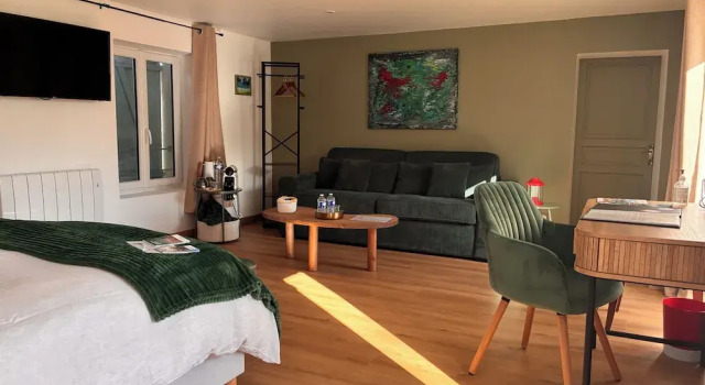Двухместный семейный номер Standard с видом на бассейн La Villa Mirabelle