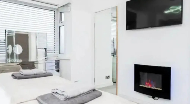 Private Gated Modern Home in Southampton - Estwood, Boek Hotel Hotels in Hampshire met parkeren, Parkeren