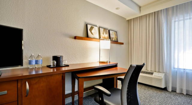 Двухместный люкс c 1 комнатой Fairfield Inn & Suites Dallas Medical/Market Center