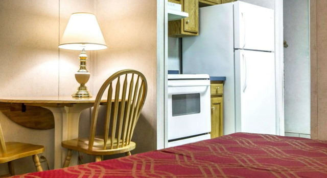 Четырёхместный люкс Rodeway Inn & Suites Brunswick near Hwy 1