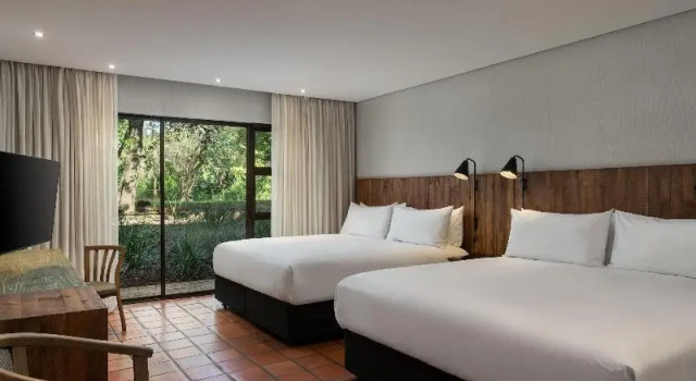 Четырёхместный семейный номер Standard Kruger Gate Hotel