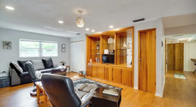 Next to Turtle Preserve: Oceanside Florida Retreat, Book Lejlighed Hoteller i Indialantic med parkering, Parkering