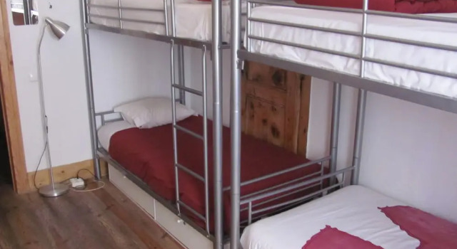 Кровать в общем номере с балконом This Is Lisbon Hostel